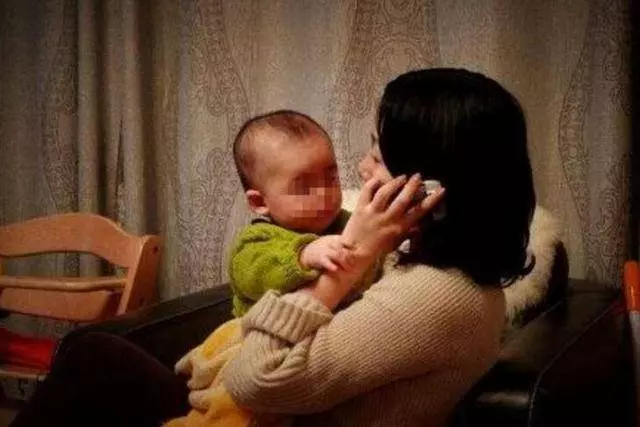 母親58歲想再婚,全家極力反對,晚上門鈴響,看見來人兒女淚目