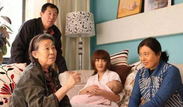 離婚前晚我看到老婆的孕檢單,假裝不知,五年後超市再遇我悔得腸子都青了!