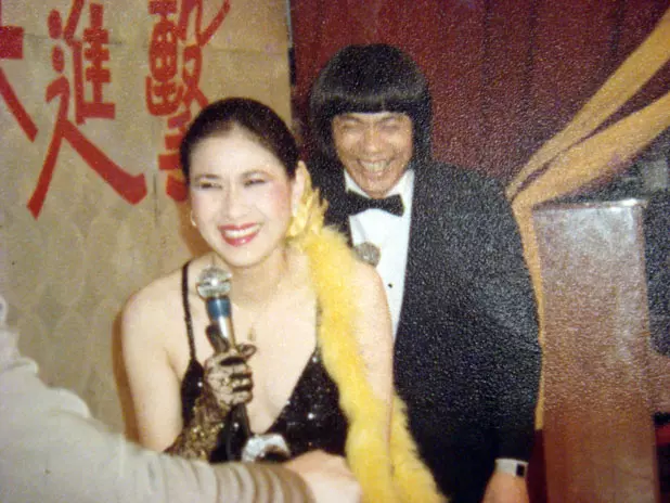 60歲秀場天后「向娃」當年為愛「當小三11年」!後來又歷經離婚、罹癌,身為單親媽媽的她如今…...