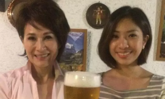 60歲秀場天后「向娃」當年為愛「當小三11年」!後來又歷經離婚、罹癌,身為單親媽媽的她如今…...