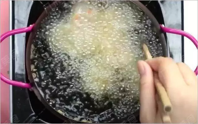 喜歡吃蝦仁的朋友不要錯過哦!秘制炸蝦仁,做法簡單只需四步
