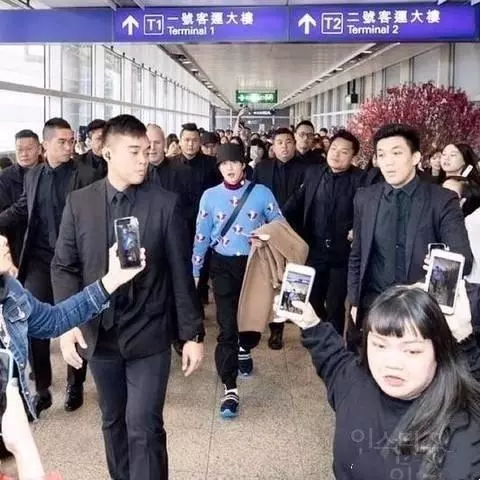 韓網熱議!令人感嘆的EXO保鏢們~還缺人嗎?我可以!