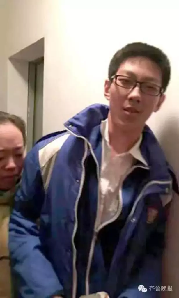 國三生困在電梯5小時 消防員緊張開門發現「他超淡定把作業全寫完了」