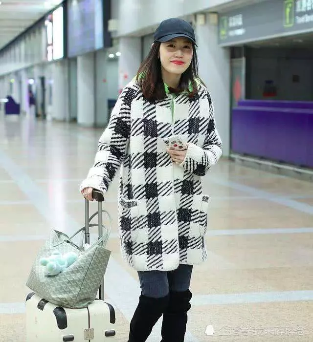 32歲馬蓉近照,終於現身顏值高了好幾倍,網友直呼笑起來真好看