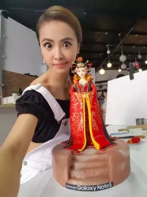 翻糖蛋糕「製作過程」曝光!師傅巧手捏出各種配飾,網友佩服:太神了!