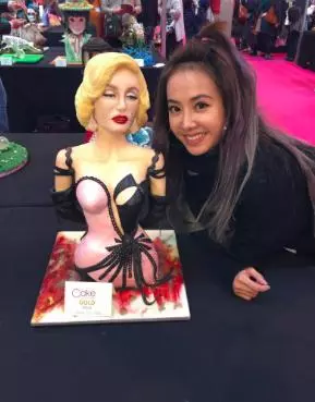 翻糖蛋糕「製作過程」曝光!師傅巧手捏出各種配飾,網友佩服:太神了!