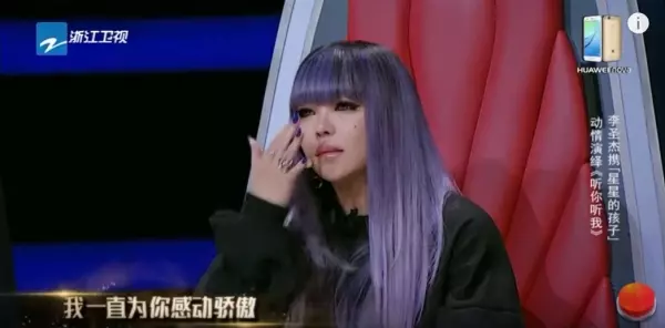 她永遠的痛!李聖傑帶領「星星的孩子」演唱《聽你聽我》,讓阿妹當場淚如雨下!