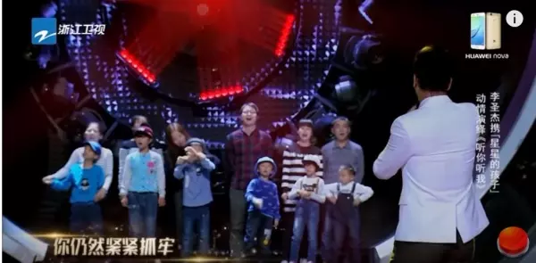 她永遠的痛!李聖傑帶領「星星的孩子」演唱《聽你聽我》,讓阿妹當場淚如雨下!