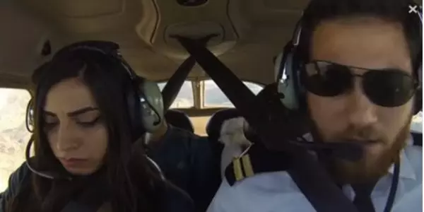 飛到一半引擎故障!機師男友要女友「唸急救卡」,她連忙照做「唸到第3句」卻哭出來了!