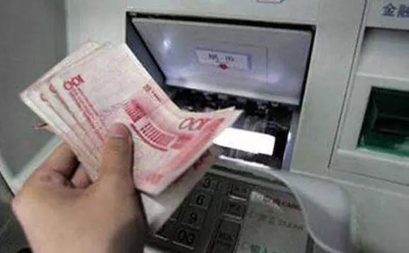不滿母親把讀書機會給哥,她半夜偷偷離家,八年後回家,傻了