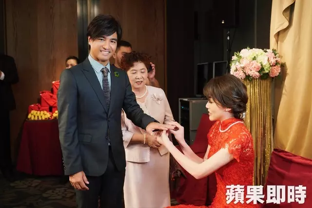 動力火車訂婚了!尤秋興情定「交往1年女友」終結單身! 顏志琳感性致詞「真的太黏我」感動眾人