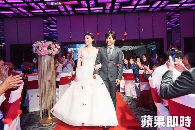 動力火車訂婚了!尤秋興情定「交往1年女友」終結單身! 顏志琳感性致詞「真的太黏我」感動眾人