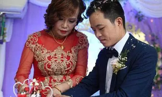6旬女子嫁26歲小伙,婚後努力改變自己,怕丈夫吃醋只敢交女朋友