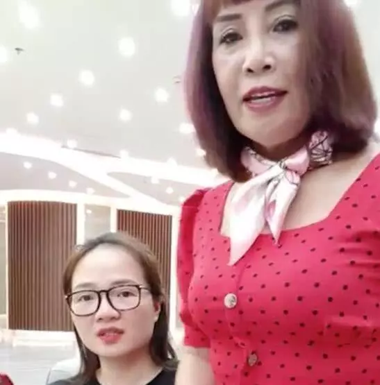 6旬女子嫁26歲小伙,婚後努力改變自己,怕丈夫吃醋只敢交女朋友