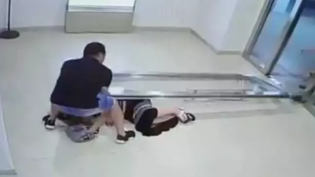 【新加坡】購物商場百公斤玻璃門鬆脫 女子被砸破頭, 多處骨折,肝臟被壓破 !