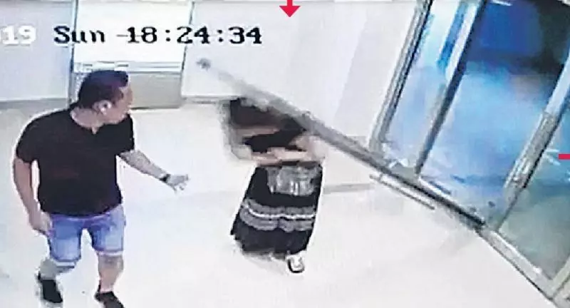 【新加坡】購物商場百公斤玻璃門鬆脫 女子被砸破頭, 多處骨折,肝臟被壓破 !