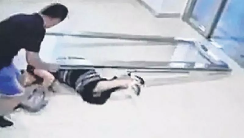 【新加坡】購物商場百公斤玻璃門鬆脫 女子被砸破頭, 多處骨折,肝臟被壓破 !