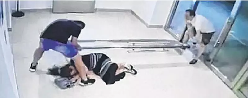 【新加坡】購物商場百公斤玻璃門鬆脫 女子被砸破頭, 多處骨折,肝臟被壓破 !