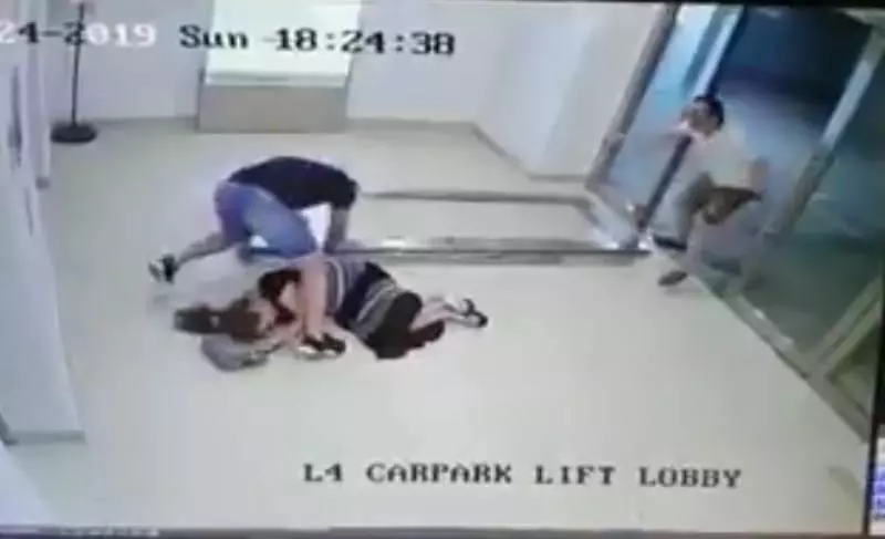 【新加坡】購物商場百公斤玻璃門鬆脫 女子被砸破頭, 多處骨折,肝臟被壓破 !