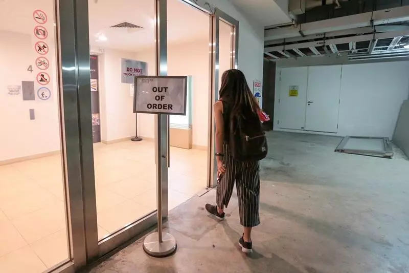【新加坡】購物商場百公斤玻璃門鬆脫 女子被砸破頭, 多處骨折,肝臟被壓破 !