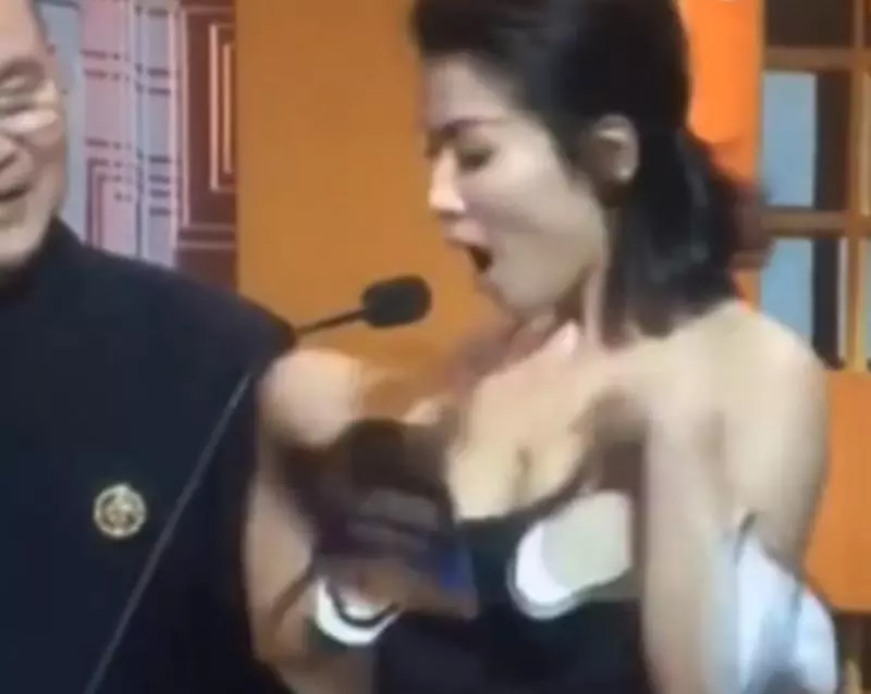劉濤肩帶不慎滑落,有誰注意她的救場動作?瞬間成為全場焦點 !