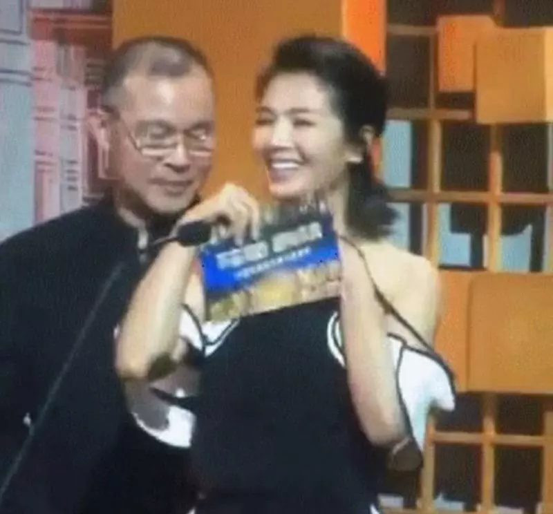 劉濤肩帶不慎滑落,有誰注意她的救場動作?瞬間成為全場焦點 !