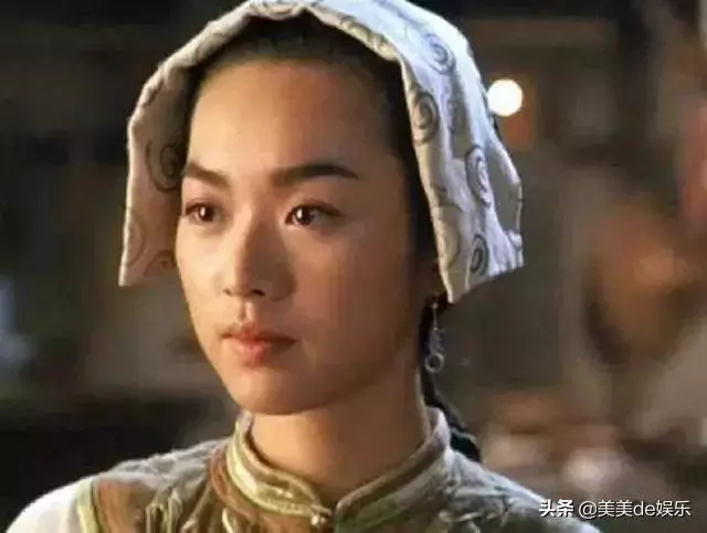 她陪富商睡,一連被爆4個男友,原來都是假清純