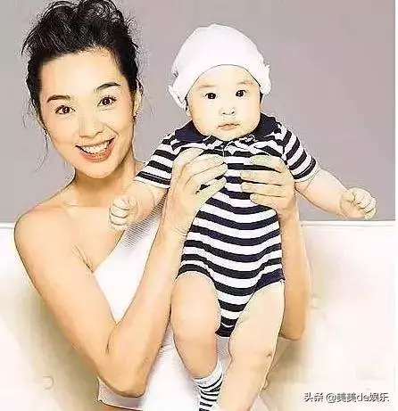 她陪富商睡,一連被爆4個男友,原來都是假清純