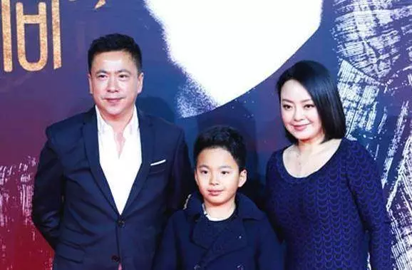 不顧家人反對嫁給窮小子,現今身價千億,為她補辦「世紀婚禮」!