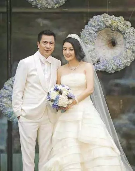 不顧家人反對嫁給窮小子,現今身價千億,為她補辦「世紀婚禮」!