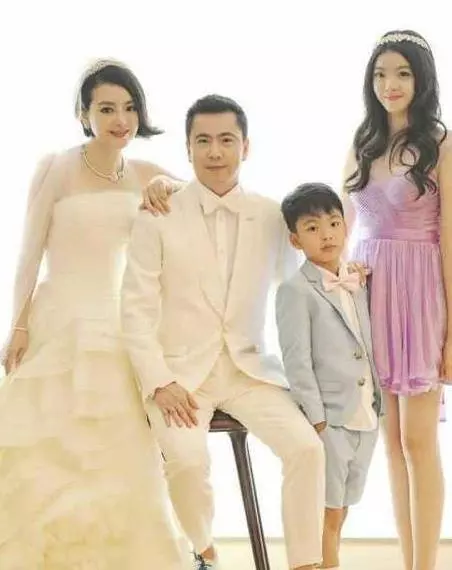 不顧家人反對嫁給窮小子,現今身價千億,為她補辦「世紀婚禮」!