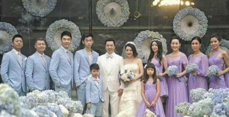 不顧家人反對嫁給窮小子,現今身價千億,為她補辦「世紀婚禮」!
