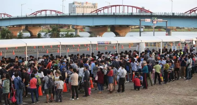破紀錄!屏東燈會「連假湧入百萬人」根本沒地方停車 東港居民霸氣「交給我解決」網友淚:最美風景