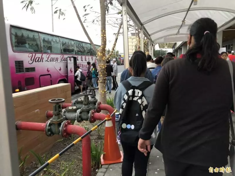 破紀錄!屏東燈會「連假湧入百萬人」根本沒地方停車 東港居民霸氣「交給我解決」網友淚:最美風景