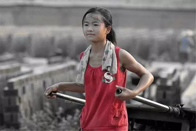 父逝母改嫁,10歲孤女頂著烈日搬磚,只為「養活阿公阿嬤」讓人看了好心酸!