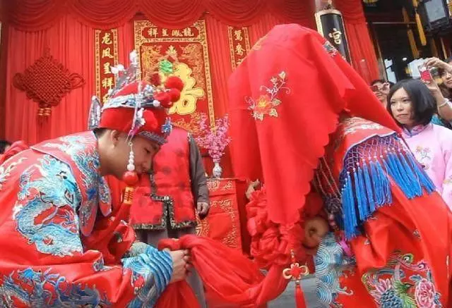 老公去世我再婚,婚禮上收到他寄來的包裹,讓我泣不成聲!