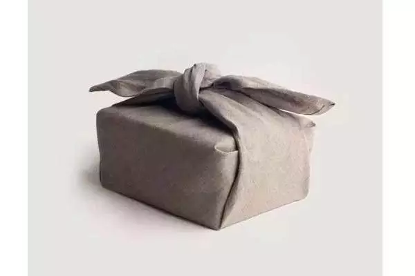 老公去世我再婚,婚禮上收到他寄來的包裹,讓我泣不成聲!