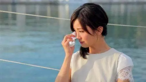 老公去世我再婚,婚禮上收到他寄來的包裹,讓我泣不成聲!