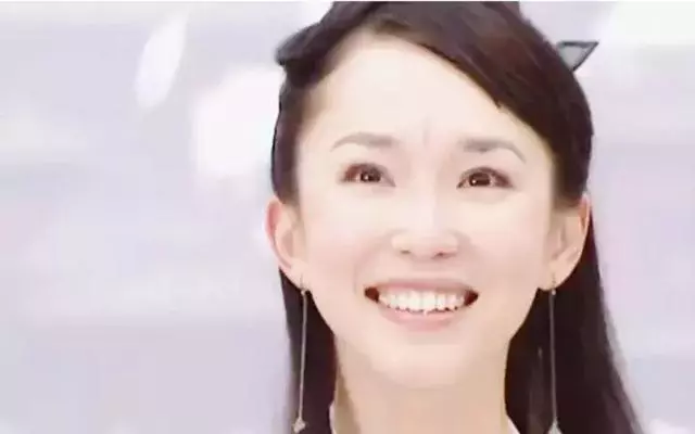 新加坡「國寶女星」范文芳初戀被劈腿,今終遇良人惜,48歲「凍齡童顏」張智霖都自愧不如!