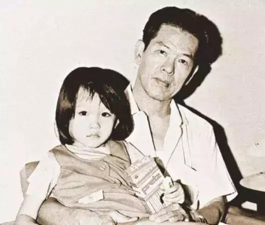 新加坡「國寶女星」范文芳初戀被劈腿,今終遇良人惜,48歲「凍齡童顏」張智霖都自愧不如!