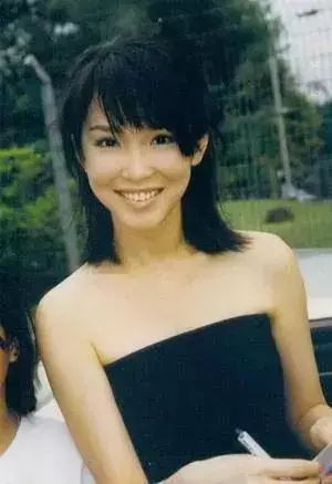 新加坡「國寶女星」范文芳初戀被劈腿,今終遇良人惜,48歲「凍齡童顏」張智霖都自愧不如!