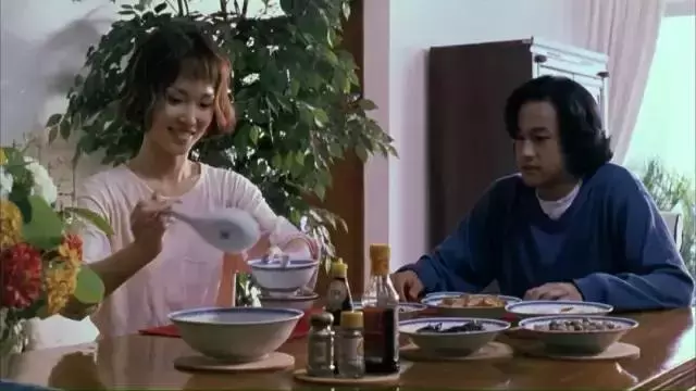 新加坡「國寶女星」范文芳初戀被劈腿,今終遇良人惜,48歲「凍齡童顏」張智霖都自愧不如!