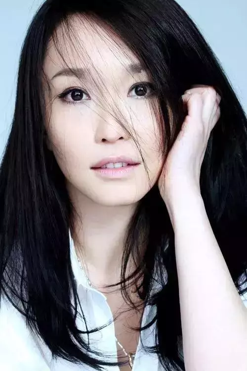 新加坡「國寶女星」范文芳初戀被劈腿,今終遇良人惜,48歲「凍齡童顏」張智霖都自愧不如!