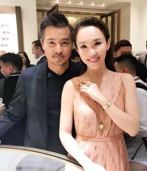 新加坡「國寶女星」范文芳初戀被劈腿,今終遇良人惜,48歲「凍齡童顏」張智霖都自愧不如!