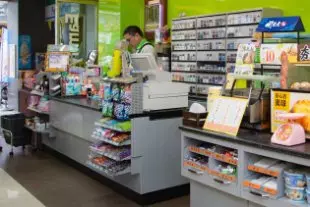 超狂奧客結帳時「拿錢包丟店員臉」 店員秒回:「要玩飛盤?」…直接讓他閉嘴!
