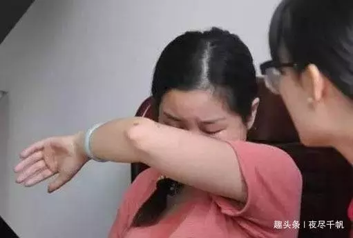 老公車禍變啞巴,媳婦拿閨蜜手機錯撥給老公,接通之後,一下蒙了