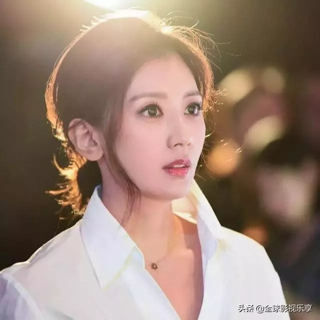 賈靜雯與空姐合拍惹爭議,45歲素顏無修圖曝光!網友:就這樣~~~