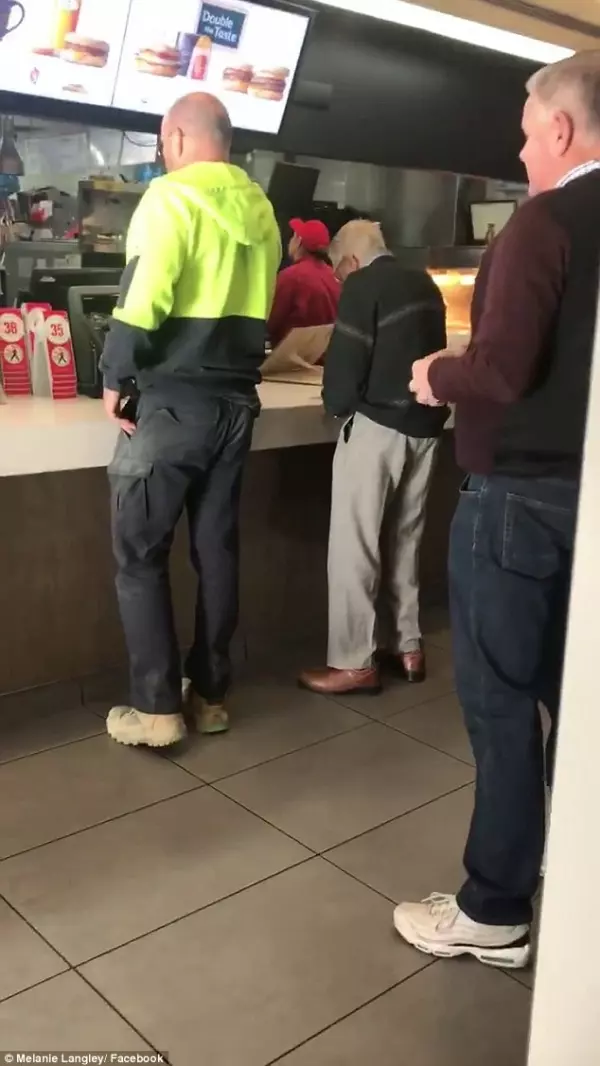 老阿伯點麥當勞「口袋裡只剩20元」付不出來!後面建築工人霸氣幫他買單,沒想到「後續結局更感人」!全國網友都讚爆!