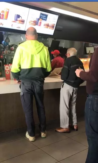 老阿伯點麥當勞「口袋裡只剩20元」付不出來!後面建築工人霸氣幫他買單,沒想到「後續結局更感人」!全國網友都讚爆!