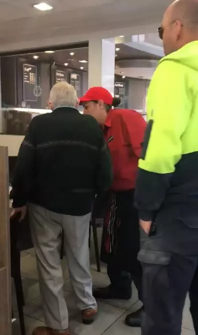 老阿伯點麥當勞「口袋裡只剩20元」付不出來!後面建築工人霸氣幫他買單,沒想到「後續結局更感人」!全國網友都讚爆!